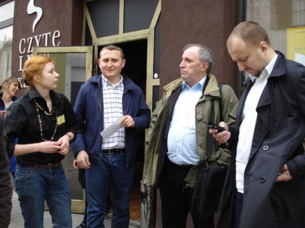 Na spotkanie przybyli m.in. radni PiS Karol Sońta (drugi z lewej) i Piotr Kotwicki (pierwszy z prawe