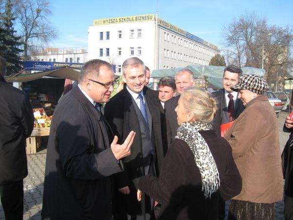 Poseł Marek Wiikiński z szefem SLD Grzegorzem Napieralskim podczas spotkania z mieszkańcami Radomia 