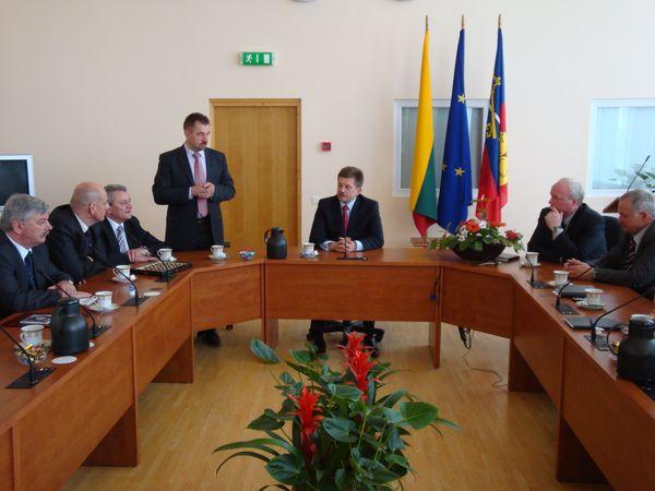 Delegacja radomska na zdjęciu z lewej.