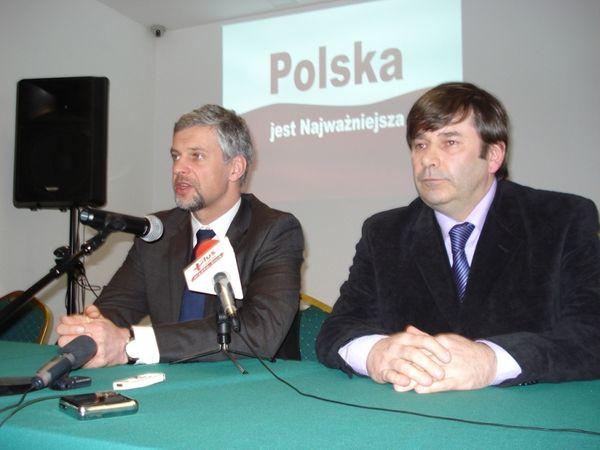 Tomasz Paprocki (z prawej) podczas radomskiej wizyty posła PJN Pawła Poncyljusza. Fotografia ze stro