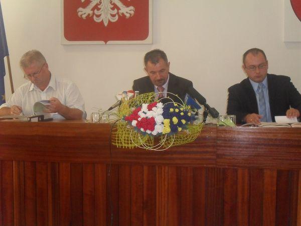 Od lewej: naczelnik Wydziału Zarządzania Kryzysowego Sławomir Płaza, starosta powiatowy Mirosław Śli
