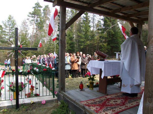 Fotografie: 1 i 5 Mogiła w lesie wsi Gałki, 2 i 3 Msza Święta przy mogile, 4 Symboliczna mogiła mies