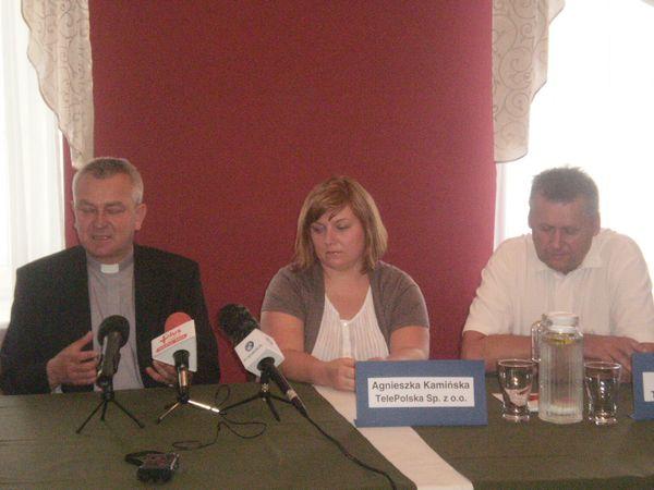 Foto 1:  Konferencja prasowa. Od lewej: ks. Andrzej Tuszyński, Agnieszka Kamińska i Antoni Styrczula