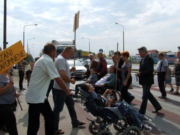 Leszek Rejmer wśród protestujących opiekunów osób niepełnosprawnych. 12 września