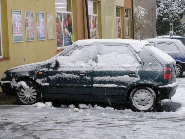 Tak zaśnieżone samochody zastali w sobotni poranek kierowcy w Radomiu regionie radomskim