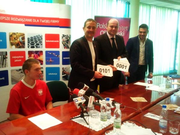 W środku Marian Sypniewski i prezydent Andrzej Kosztowniak już z numerami startowymi. Z lewej Mateus
