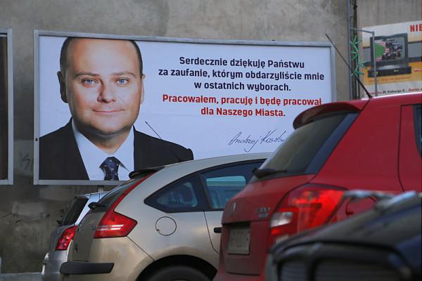 Andrzej Kosztowniak na banerach z podziękowaniami dla wyborców