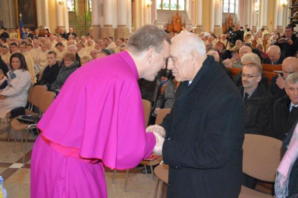 Biskup Piotr Turzyński szczególnie serdecznie witał się z rodziną