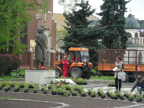 Okolica pomnika Lecha i Marii Kaczyńskich zmienia się. Zamiast sadzonych do tej pory tulipanów, będą