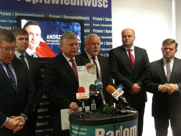 Od lewej: europoseł Zbigniew Kuźmiuk, poseł Krzysztof Sońta, poseł Marek Suski, wiceminister w resor