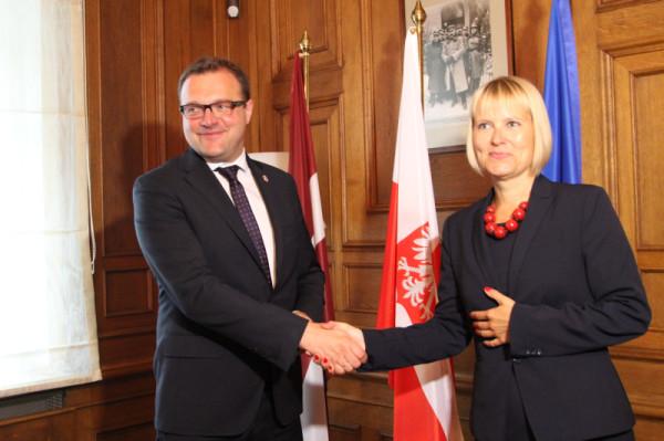 Od lewej: prezydent Radomia Radosław Witkowski oraz ambasador Polski w Rydze Ewa Dębska