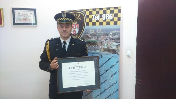 Komendant straży miejskiej Paweł Górak wraz z certyfikatem