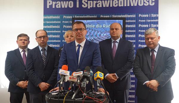 Mirosław Kowalik ogłosił propozycję Enei podczas wspólnej konferencji z parlamentarzystami PiS