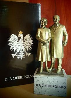 Pomnik Lecha i Marii Kaczyńskich w Radomiu, statuetka w Centrum Informacji Turystycznej