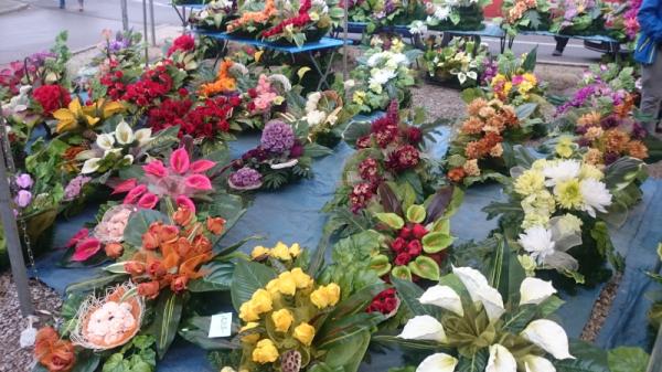 Wiązanki nagrobne na Korei oferowane są zarówno z kwiatów naturalnych, jak i sztucznych