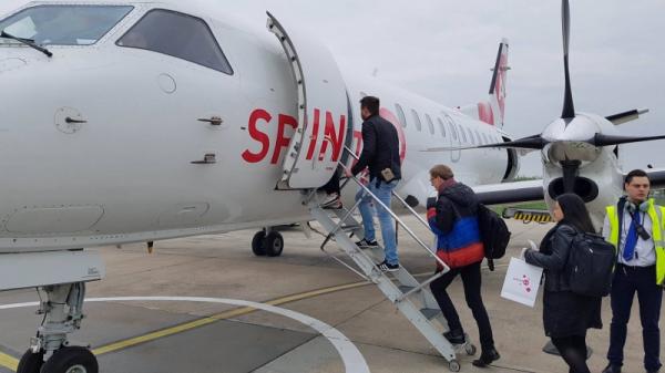 Pasażerowie wchodzą na pokład samolotu do Wrocławia