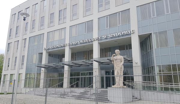 Nowy budynek sądu w Radomiu pozostaje jeszcze ogrodzony  