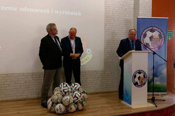 Prezesi: MZPN - Zdzisław Łazarczyk i ROZPN - Sławomir Pietrzyk przekazali sprzęt sportowy Akcji Jast