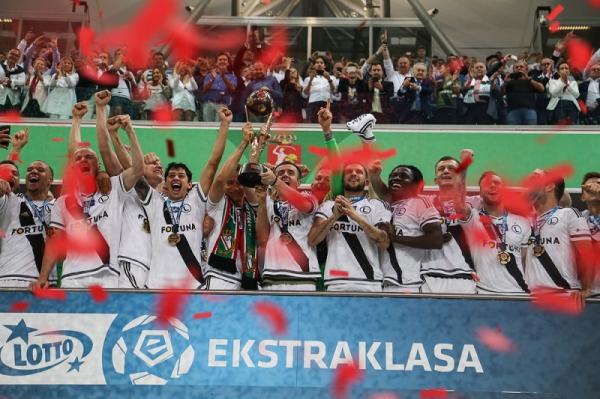 Piłkarze Legii cieszący się z trzynastego mistrzostwa Polski. Foto: legionisci.com