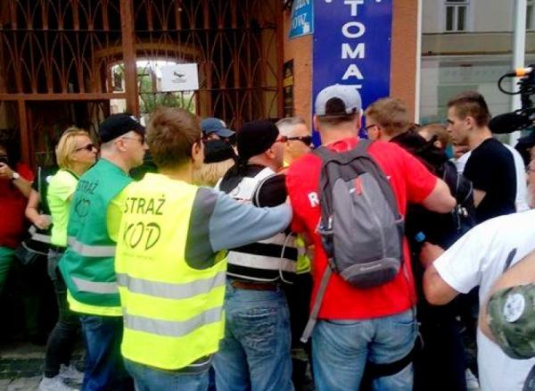 Bójka podczas marszu KOD między jego uczestnikami a członkami Młodzieży Wszechpolskiej