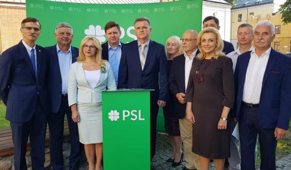 Adam Duszyk w otoczeniu kandydatów na radnych PSL, w tym liderów list: Moniki Staniszewskiej (trzeci