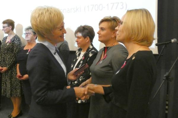 Kurator Aurelia Michałowska nagradza jedną z wyróżnionych nauczycielek