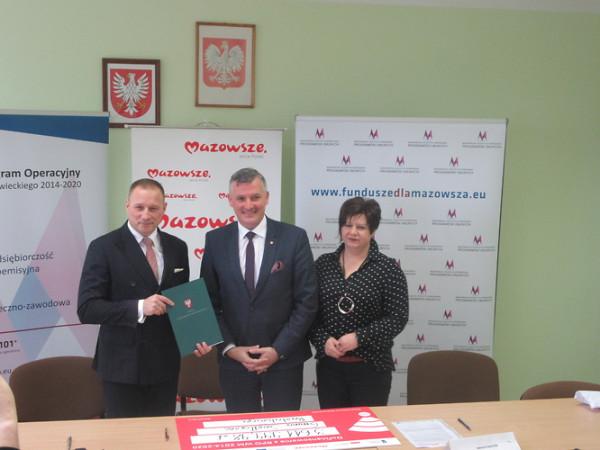 Umowę w tej sprawie podpisali wicemarszałek Rafał Rajkowski i burmistrz Szydłowca Artur Ludew