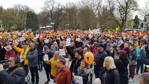 Wiec poparcia dla strajkujących nauczycieli w Radomiu