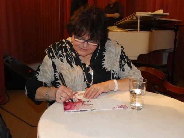 Elżbieta Adamiak podczas podpisywania płyt