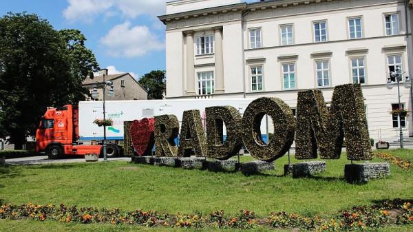 12-metrowe maszty stanęłyby w miejscu, gdzie obecnie znajduje się napis