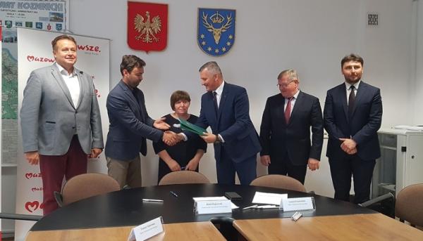 Umowy w tej sprawie podpisali wicemarszałek Rafał Rajkowski oraz beneficjenci. W spotkaniu wzięli ud