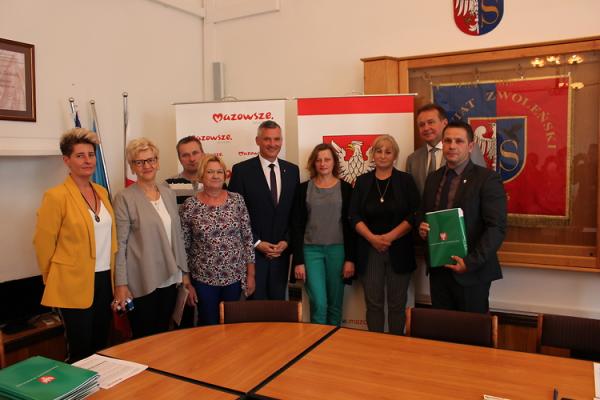 Dziś umowy w tej sprawie podpisali wicemarszałek Rafał Rajkowski oraz beneficjenci z powiatu zwoleńs