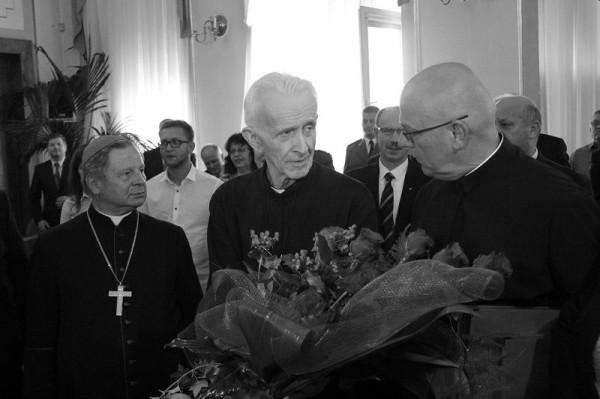 O. Hubert Czuma (w środku) podczas uroczystości wręczenia mu tytułu Honorowego Obywatela Radomia - 2