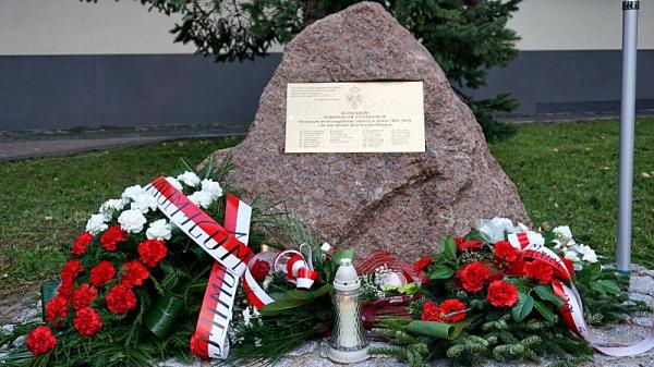 Pomnik powstańców styczniowych na terenie II LO w Radomiu