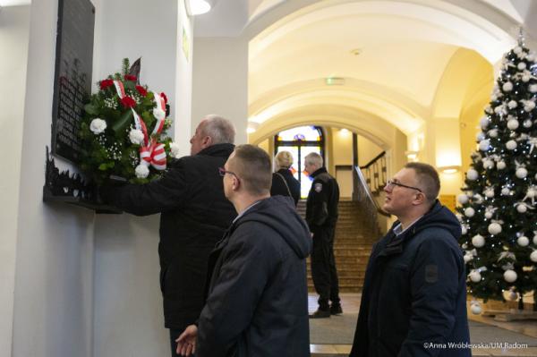 Kwiaty złożyli wiceprezydent Radomia Karol Semik, sekretarz miasta Michał Michalski oraz dyrektor Wy