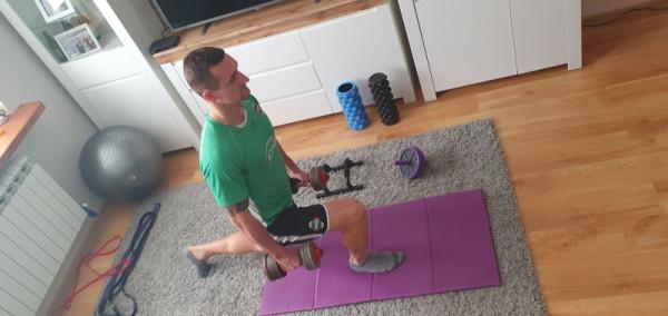 Damian Jakubik podczas ćwiczeń w domu. Foto: Radomiak.pl