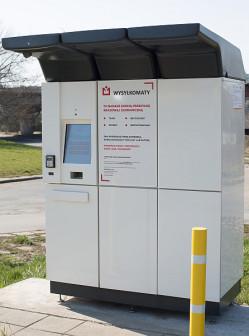 Podmiotem zarządzającym Wysyłkomatami jest ASAPON Sp. z o.o. z siedzibą przy ulicy Marynarskiej 21 w