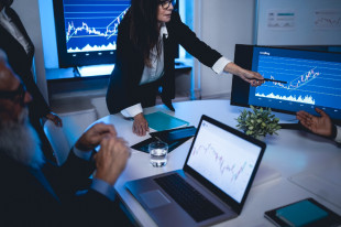 Masz doświadczenie w branży finansowej i szukasz nowych perspektyw? Zobacz, czym zajmuje się AML Officer i jak zdobyć niezbędne umiejętności!