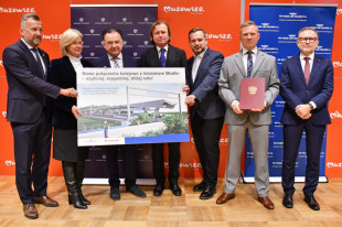 Uczestnicy konferencji z wizualizacją stacji Warszawa-Modlin