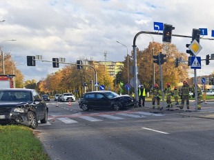 Wjechał na czerwonym świetle. Zderzenie Volkswagena z BMW