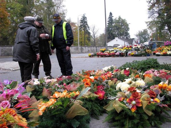 Na zdjęciach: Targowisko obok cmentarza w Radomiu przy ul. Limanowskiego, 24.10.11. godz.  9:30. Dok