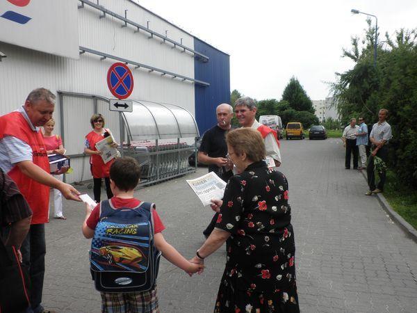 Ubiegloroczny protest Sierpnia '80 pod hipermarketem Tesco w Radomiu