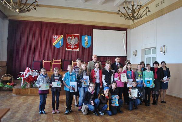 Na zdjęciu: Uczniowie nagrodzeni i wyróżnieni na spotkaniu w Starostwie Powiatowym  w Białobrzegach.