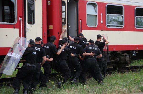 Policja często ćwiczy przebieg akcji przeciwko pseudokibicom w pociągach. Oby tym razem umiejętności