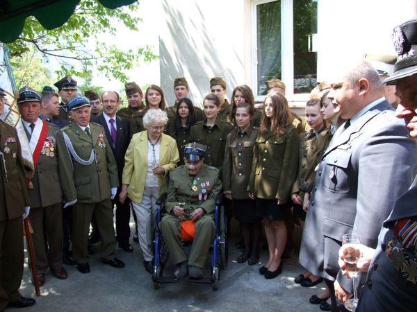 1. Porucznik Stanisław Życki, w otoczeniu najbliższej rodziny
2. Goście na jubileuszowym spotkaniu
3