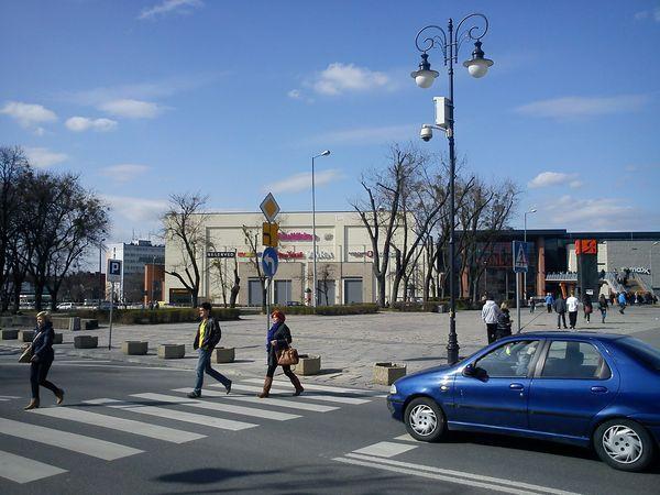 Plac Jagielloński po ustawieniu gazonów oraz przed ich ustawieniem - fot. z kwietnia.