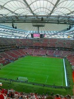 Zdjęcia:
1) Stadion Narodowy podczas meczu Polska-Grecja, fot. Dariusz Wójcik
2) Piotr Szprendałowic