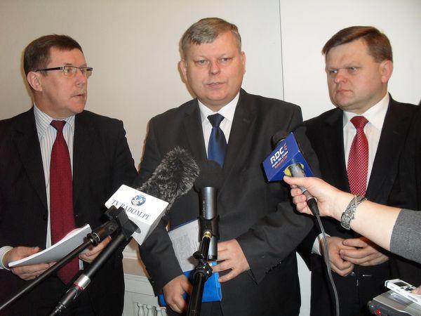 Od lewej: poseł Zbigniew Kuźmiuk, poseł Marek Suski i senator Wojciech Skurkiewicz. To m.in. ci parl