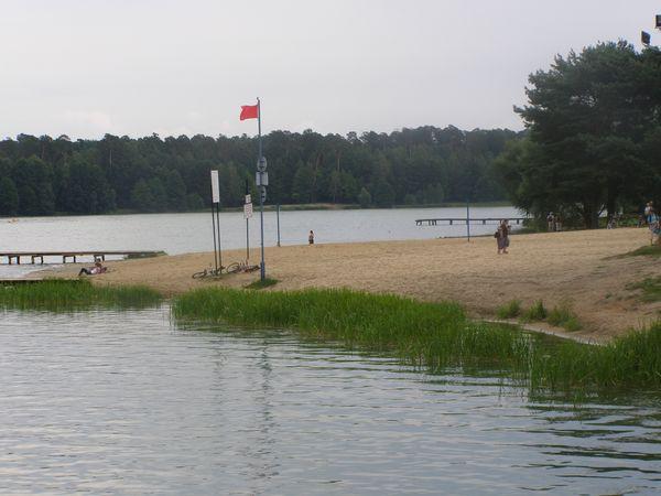 Plaża nad zalewem Siczki.