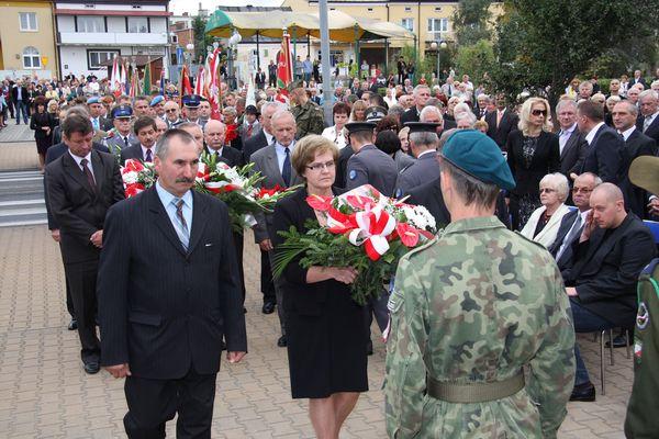 Na zdjęciach: 
1 Z wiązanką kwiatów podchodzą do Tablicy rodzice kpt. Pawła Janeczka - Grażyna i Bog